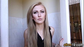 Super blonda fututa in gurita pe terasa dar si in pizda de la spate pe pat in dormitor