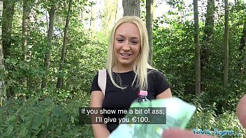 Pentru bani este capabila si de sex la padure aceasta fata blonda