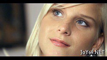 Blonda cu ochi albastri ce face filme porno cand se masturbeaza