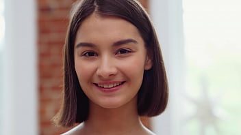 Tanara talentata la sex in grup si o primeste in toate gaurile fericita