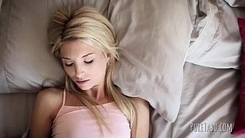 Blonda cu funduletul micut dornica de sex dur