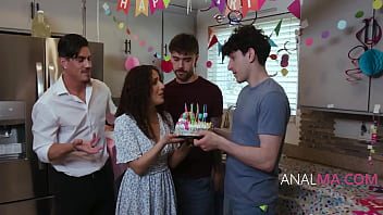 De ziua ei doreste pula in cur de la trei parteneri