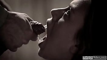 Ejaculeaza sperma in gura ei dupa un sex nebun