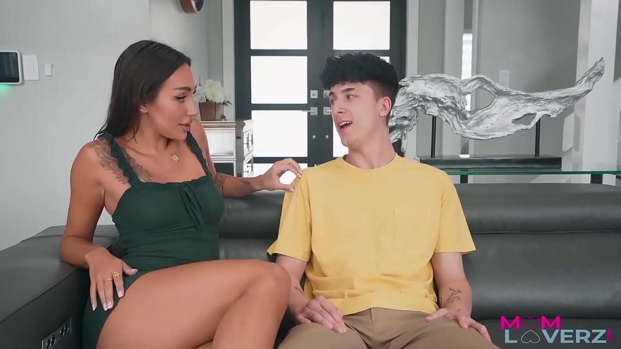 O face pe sora lui vitrega sa ii suga pula si sa intretina relatii intime