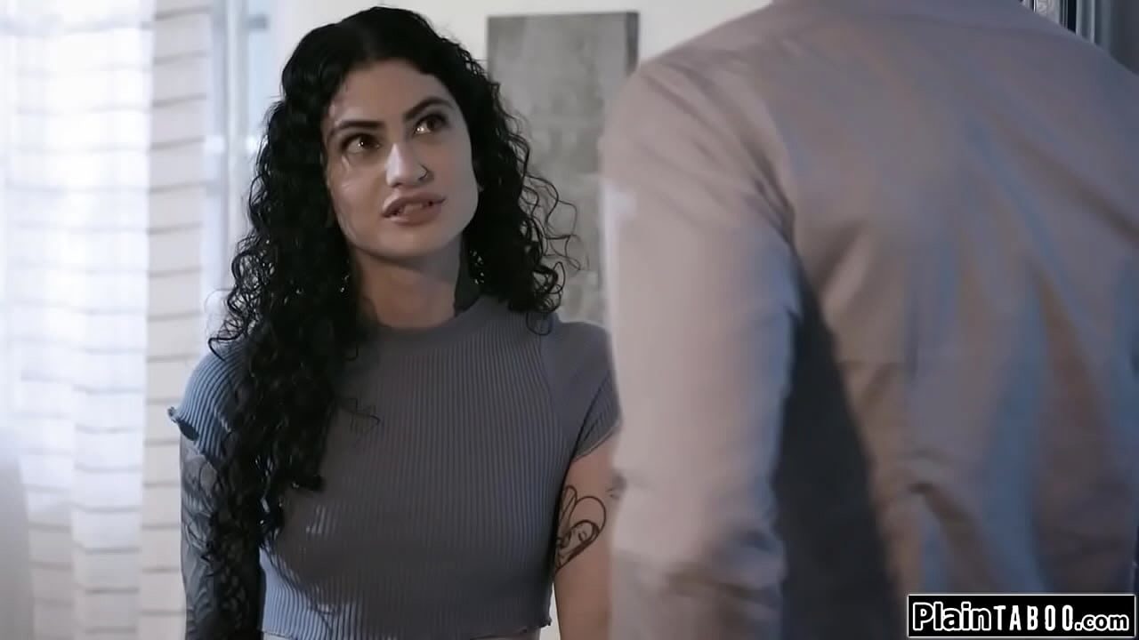 Bruneta creata ce doreste linsa intre picioare inainte de sex